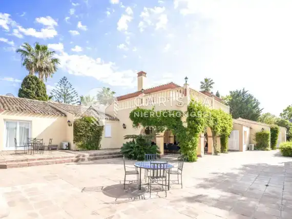 (6) Willa w stylu andaluzyjskim  przy polu golfowym Real Club w Sotogrande