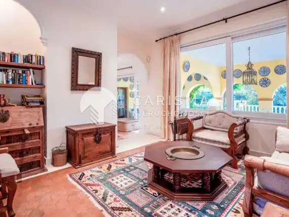 (11) Willa w stylu andaluzyjskim  przy polu golfowym Real Club w Sotogrande