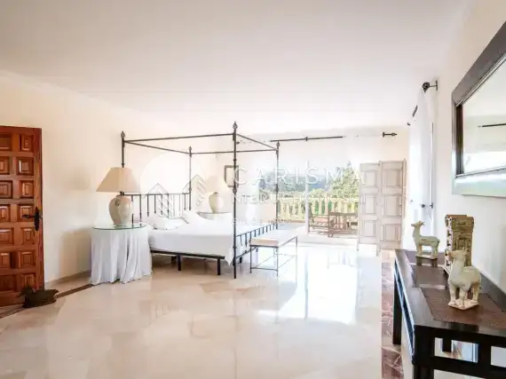 (22) Willa w stylu andaluzyjskim  przy polu golfowym Real Club w Sotogrande