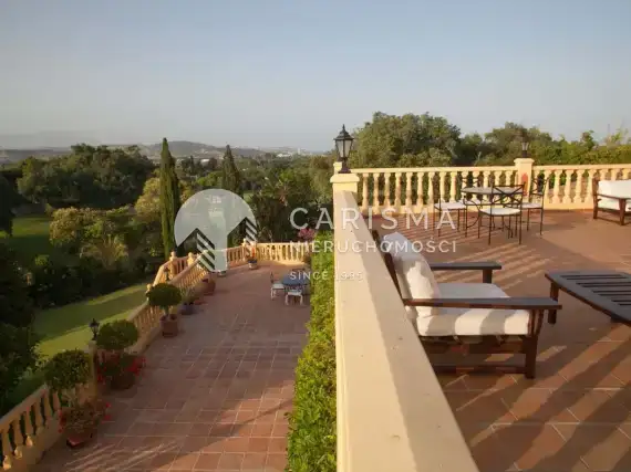 (25) Willa w stylu andaluzyjskim  przy polu golfowym Real Club w Sotogrande