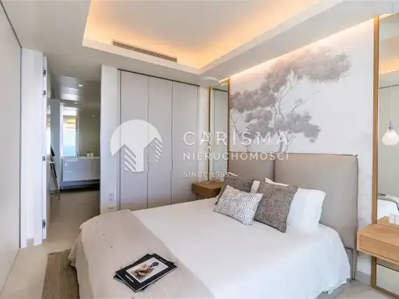(67) Nowy, luksusowy apartament w pierwszej linii brzegowej, Estepona