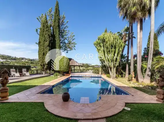 (2) Willa w pierwszej linii pola golfowego w Rio Real, Costa del Sol.