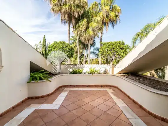 (7) Willa w pierwszej linii pola golfowego w Rio Real, Costa del Sol.