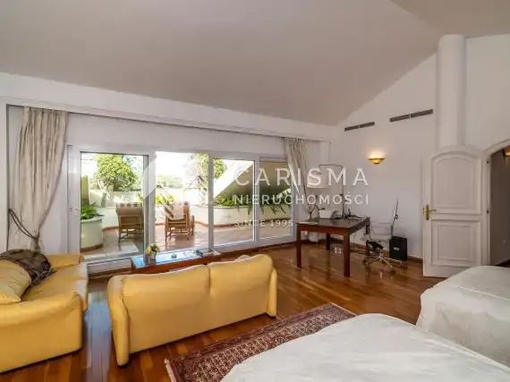(9) Willa w pierwszej linii pola golfowego w Rio Real, Costa del Sol.