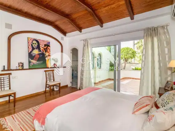 (12) Willa w pierwszej linii pola golfowego w Rio Real, Costa del Sol.