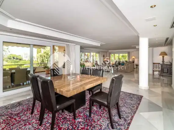 (19) Willa w pierwszej linii pola golfowego w Rio Real, Costa del Sol.