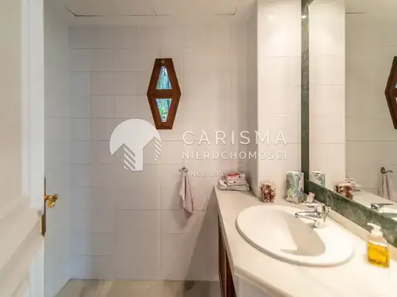 (22) Willa w pierwszej linii pola golfowego w Rio Real, Costa del Sol.