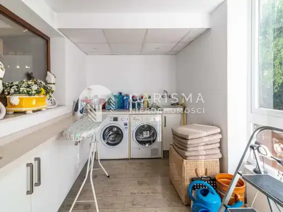 (28) Willa w pierwszej linii pola golfowego w Rio Real, Costa del Sol.