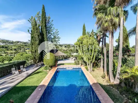 (39) Willa w pierwszej linii pola golfowego w Rio Real, Costa del Sol.
