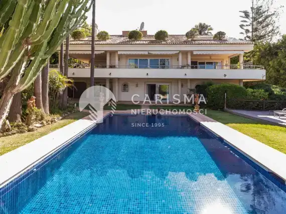 (44) Willa w pierwszej linii pola golfowego w Rio Real, Costa del Sol.