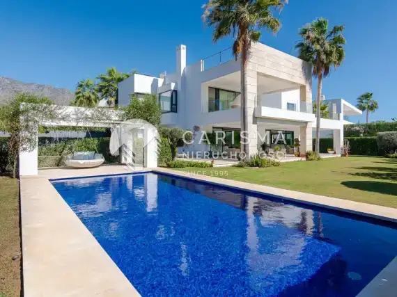 (2) Luksusowa willa o ciekawym rozwiązaniu konstrukcyjnym z widokiem na morze, Marbella, Costa del Sol