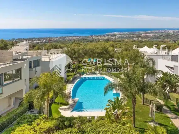 (2) Dom w zabudowie bliźniaczej na strzeżonym osiedlu z widokiem na góry,  Marbella, Costa del Sol