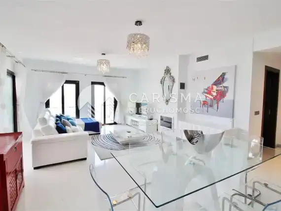 (4) Piękny apartament z widokiem na morze i port jachtowy, w centrum Puerto Banus, Costa del Sol