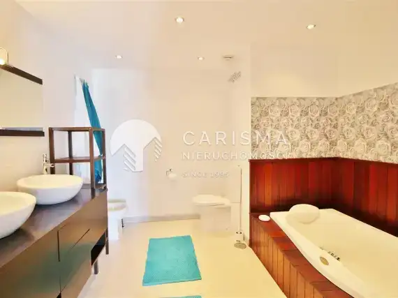 (12) Piękny apartament z widokiem na morze i port jachtowy, w centrum Puerto Banus, Costa del Sol