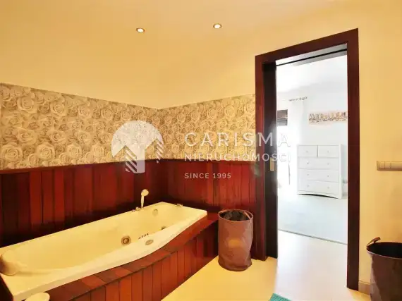 (17) Piękny apartament z widokiem na morze i port jachtowy, w centrum Puerto Banus, Costa del Sol