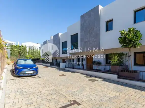 (39) Nowoczesny szeregowiec w pierwszej linii pól golfowych, Marbella East, Costa del Sol