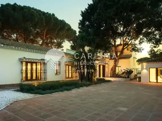 (36) Ekskluzywna willa w pierwszej linii brzegowej, Marbella East, Costa del Sol