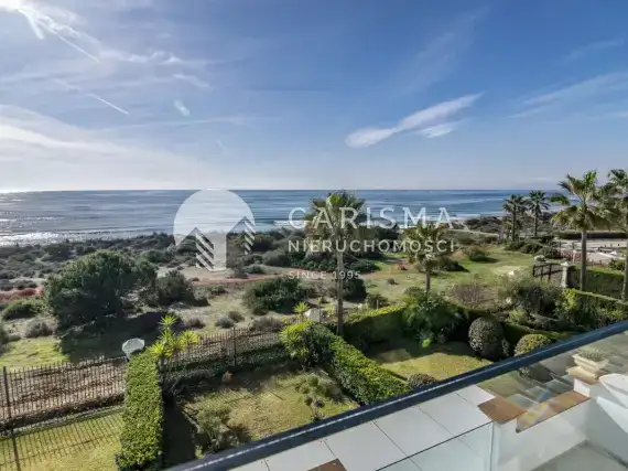 (4) Willa w pierwszej linii brzegowej , Marbella East, Costa del Sol.