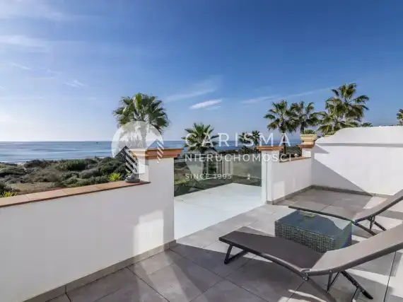 (12) Willa w pierwszej linii brzegowej , Marbella East, Costa del Sol.