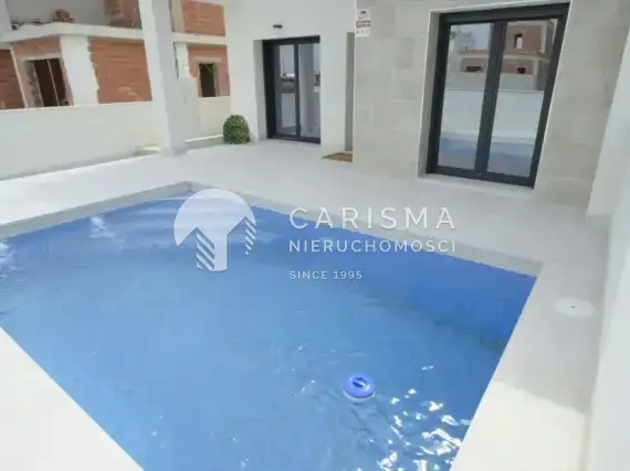 (12) Bungalow z prywatnym basenem i tarasem dachowym.