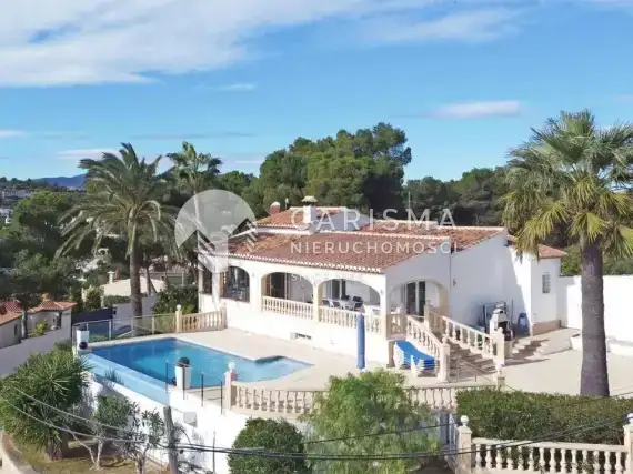 (3) Duża willa w tradycyjnym stylu z pięknym widokiem na morze, Moraira, Costa Blanca Północ.