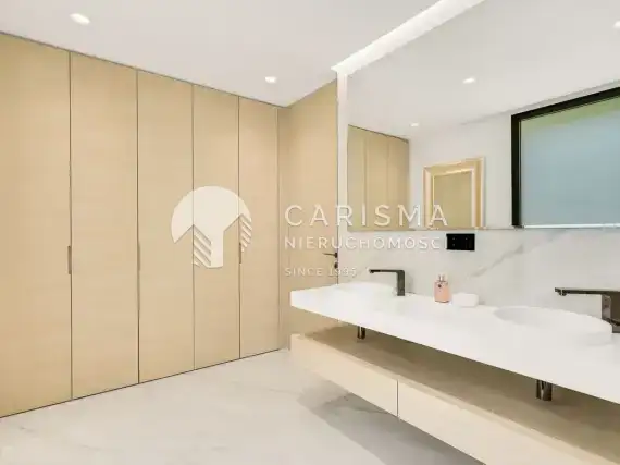 (21) Luksusowy penthouse w pierwszej linii brzegowej w El Paraíso, Malaga, Costa del Sol.