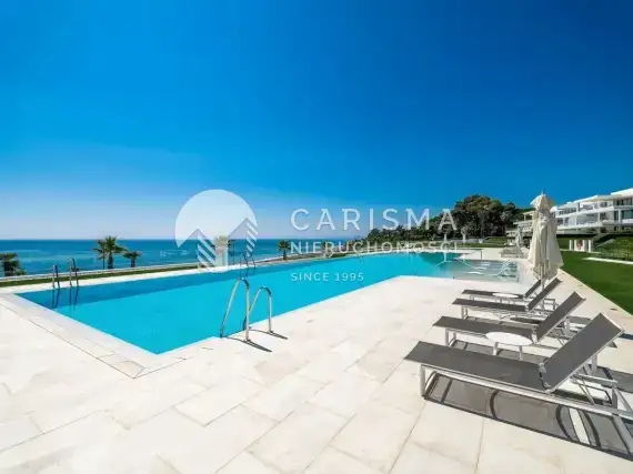 (42) Luksusowy penthouse w pierwszej linii brzegowej w El Paraíso, Malaga, Costa del Sol.