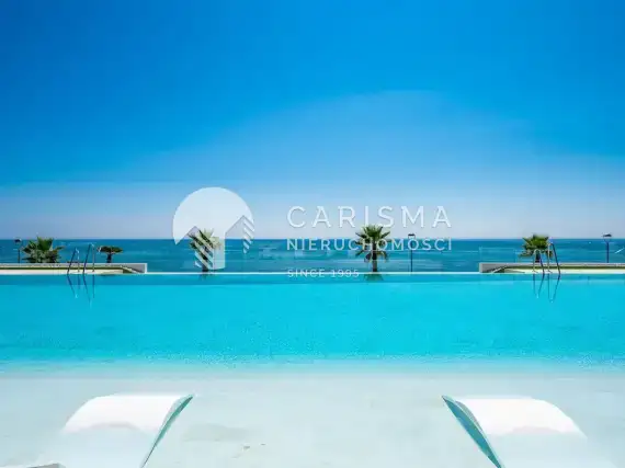 (44) Luksusowy penthouse w pierwszej linii brzegowej w El Paraíso, Malaga, Costa del Sol.