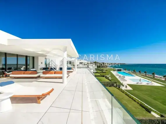 (34) Luksusowy penthouse w pierwszej linii brzegowej w El Paraíso, Malaga, Costa del Sol.