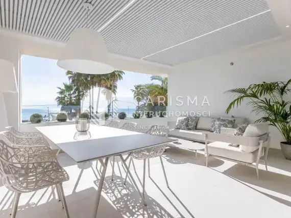 (11) Luksusowy apartament w pierwszej linii brzegowej w centrum Estepony, Costa del Sol
