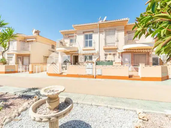 (10) Dom w zabudowie szergowej w Playa Flamenca, Costa Blanca