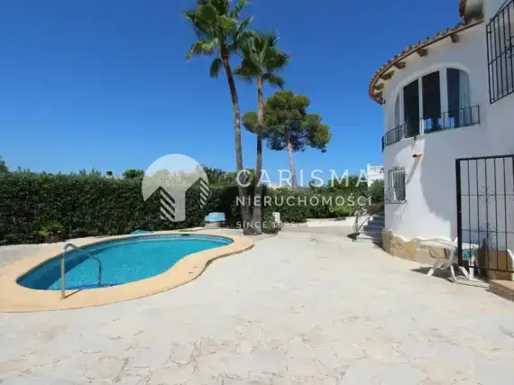 (3) Willa w otoczeniu zieleni w Moraira