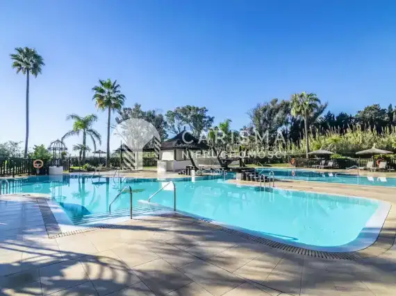 (12) Luksusowy apartament w pierwszej linii brzegowej, New Golden Mile, Costa del Sol.