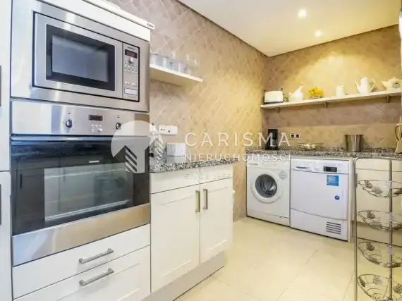 (32) Luksusowy apartament w pierwszej linii brzegowej, New Golden Mile, Costa del Sol.