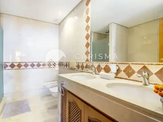 (38) Luksusowy apartament w pierwszej linii brzegowej, New Golden Mile, Costa del Sol.