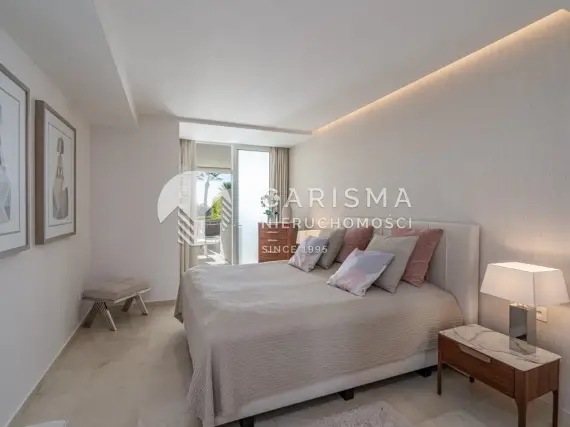 (6) Całkowicie odremontowany apartament w pierwszej linii brzegowej w Estepona