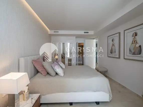 (7) Całkowicie odremontowany apartament w pierwszej linii brzegowej w Estepona