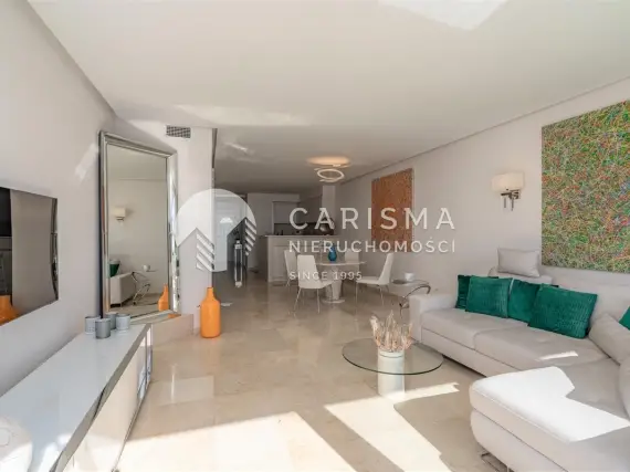 (10) Całkowicie odremontowany apartament w pierwszej linii brzegowej w Estepona