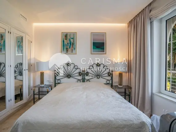 (14) Całkowicie odremontowany apartament w pierwszej linii brzegowej w Estepona