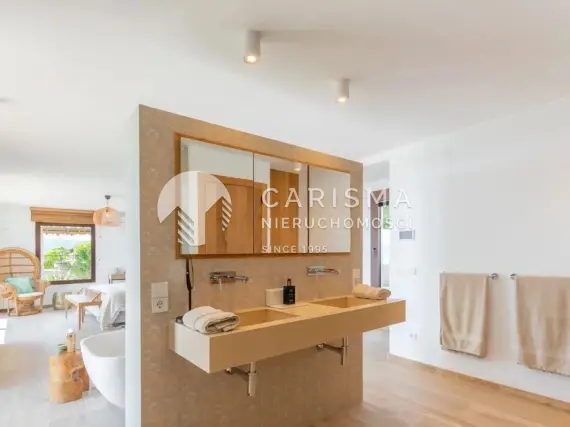 (18) Luksusowa willa w stylu Ibiza w Moraira, Costa Blanca