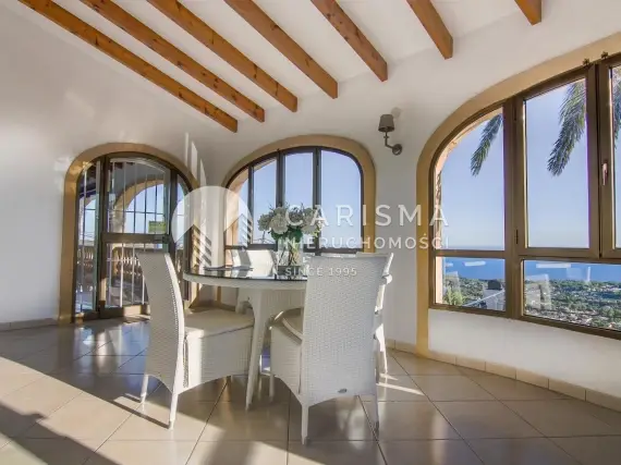 (4) Willa Moraira z pięknym, panoramicznym widokiem na morze