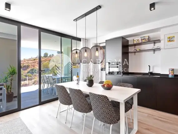 (27) Nowe apartamenty z pięknymi widokami na morze i góry, Mijas