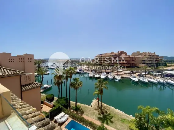 (31) Penthouse z panoramicznym widokiem na port jachtowy i morze, Sotogrande Marina