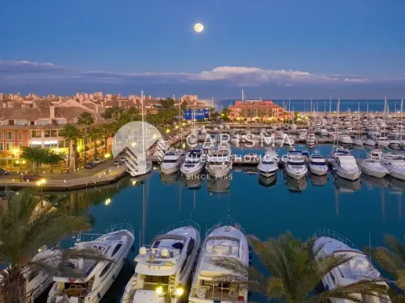 (32) Penthouse z panoramicznym widokiem na port jachtowy i morze, Sotogrande Marina