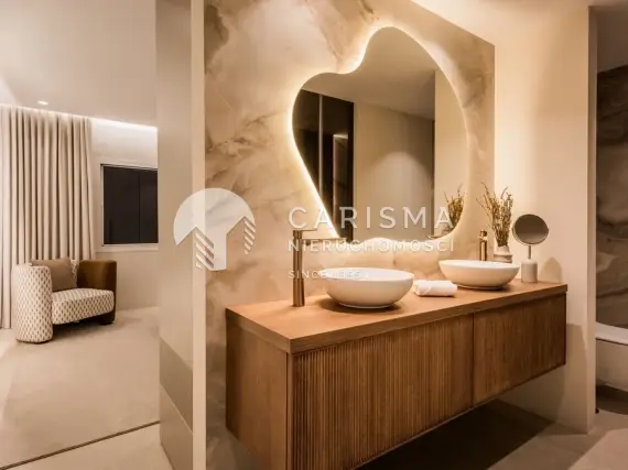 (40) Luksusowy apartament z widokiem na morze w pierwszej linii brzegowej