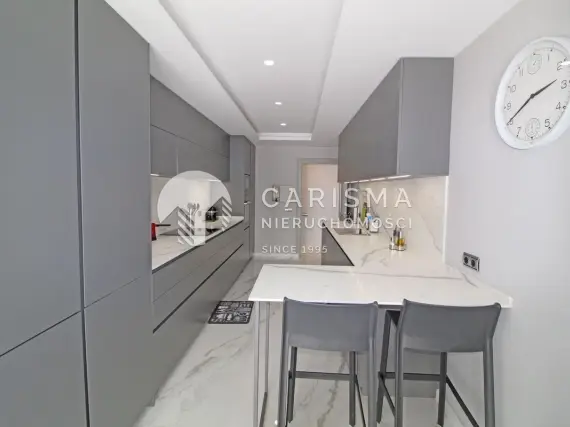 (4) Luksusowy apartament w pierwszej linii brzegowej z widokiem na morze