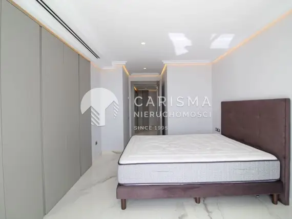 (12) Luksusowy apartament w pierwszej linii brzegowej z widokiem na morze