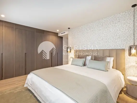 (16) Luksusowy apartament z widokiem na marinę w pierwszej linii brzegowej