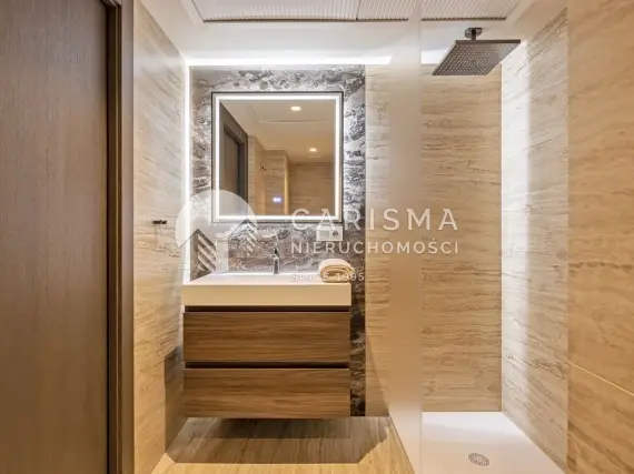 (20) Luksusowy apartament z widokiem na marinę w pierwszej linii brzegowej