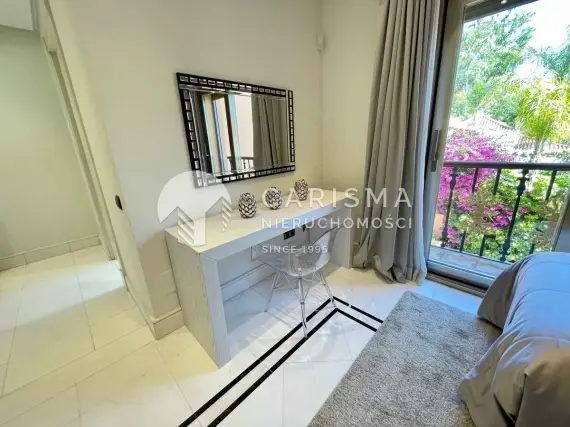 (22) Luksusowy apartament z widokiem na morze w pierwszej linii brzegowej